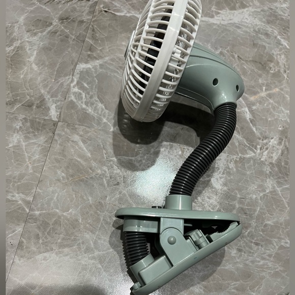 O2COOL 4 inch Portable Battery Powered Stroller Clip Fan, Gray/White - Picture 2 of 7